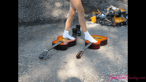 Alesia 9 - Crushing 2 Guitars